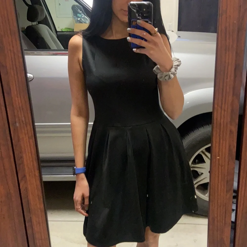 Simple black dress - Picture 2 of 4